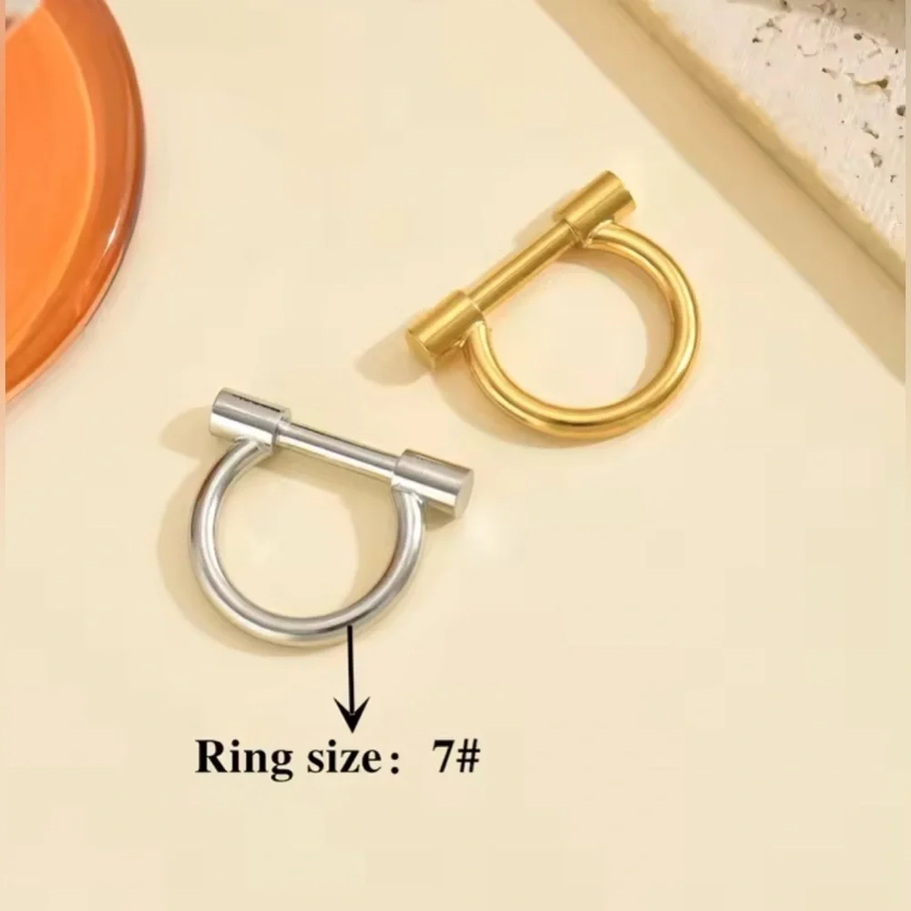 18K White Gold (Rhodium) D Shape Shackle Bar Horseshoe Designed Theme Ring